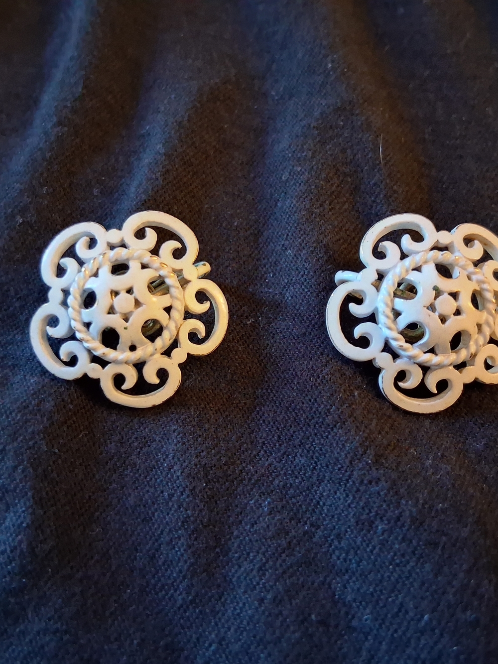 Vintage Crown Trifari White Enamel Floral Scroll Filigree Clip On Earrings